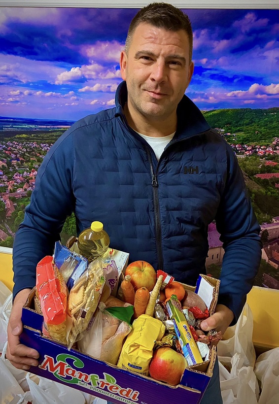 Németh Szabolcs a karácsonyi adományokkal