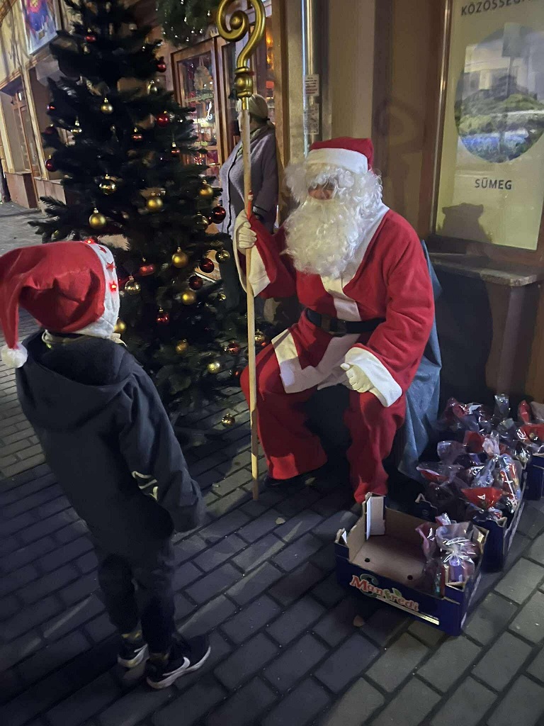 Mikulás fogadja a gyerekeket