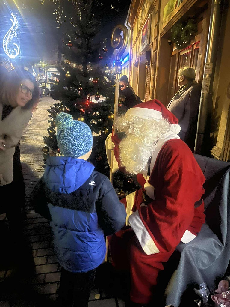 Mikulás fogadja a gyerekeket