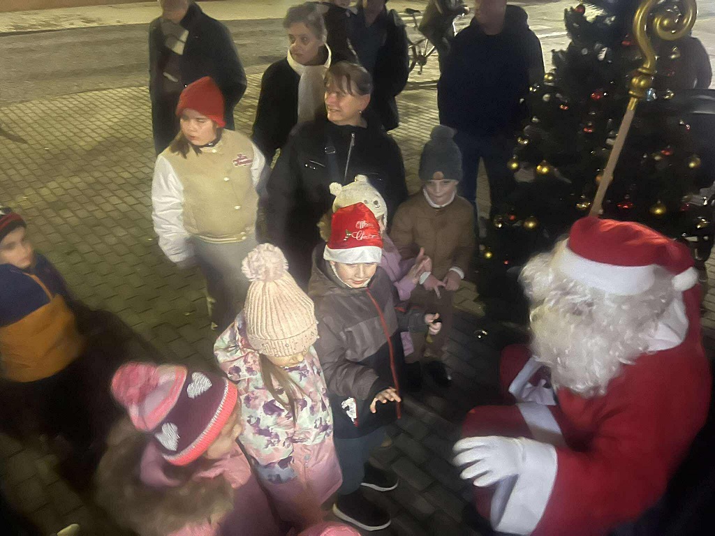 Mikulás fogadja a gyerekeket