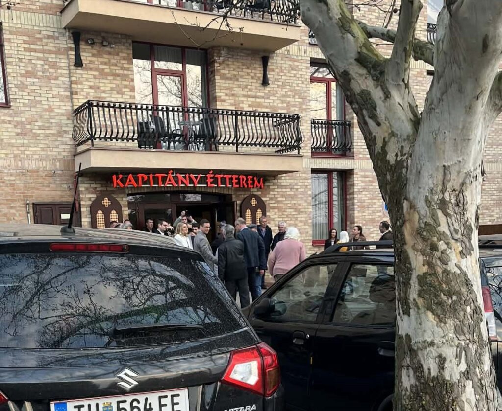 Gulyás Gergely miniszter ellen tiltakoznak Sümegen