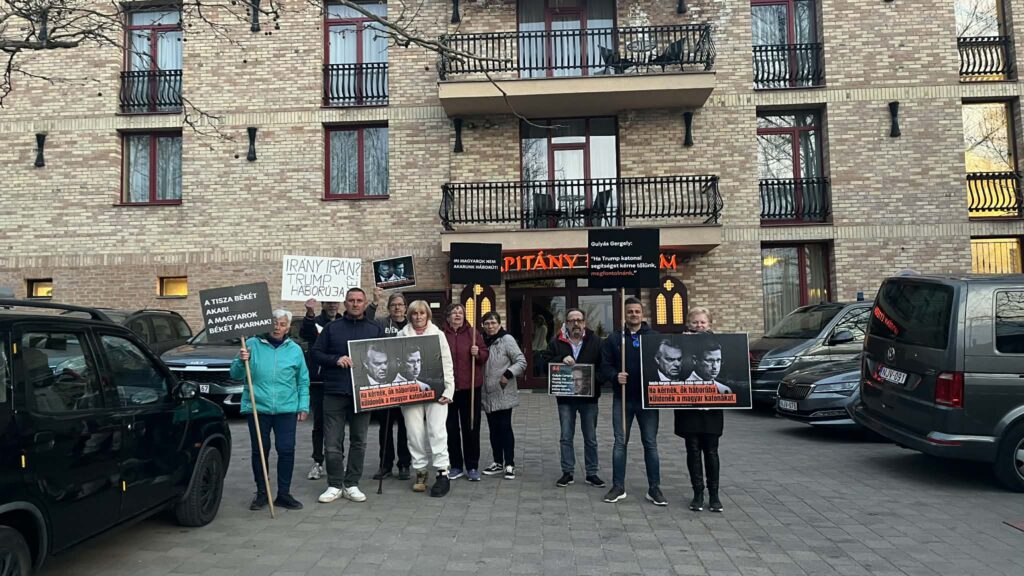 Gulyás Gergely miniszter ellen tiltakoznak Sümegen