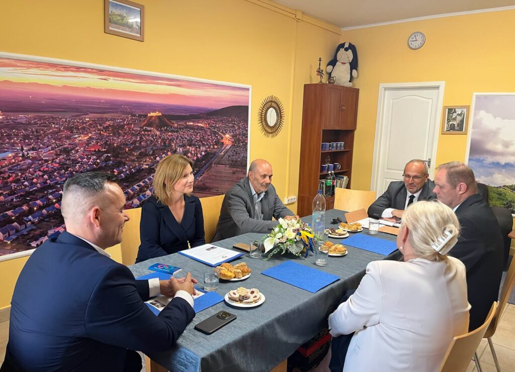 Dr. Balatincz Péter képviselő látogatása az Élhetőbb Városért Egyesületnél