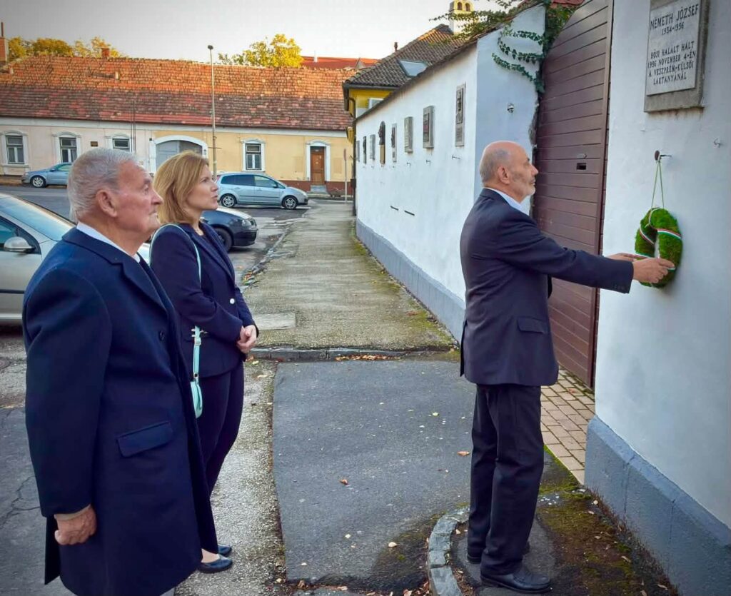 Koszorúzás 56 hőseinek emlékére Sümegen